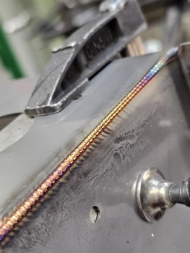 Detail zvaru na hrane plechu